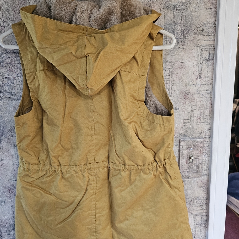 Vest - Picture 3 of 4